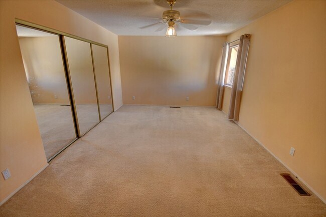 Building Photo - 10028 Del Chaparral Ct NE