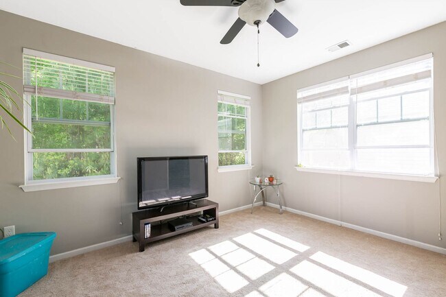 Building Photo - 2404 Leytonstone Dr