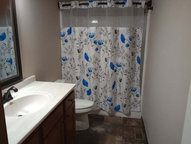 Building Photo - Two bedroom Town Home w/ Double garage