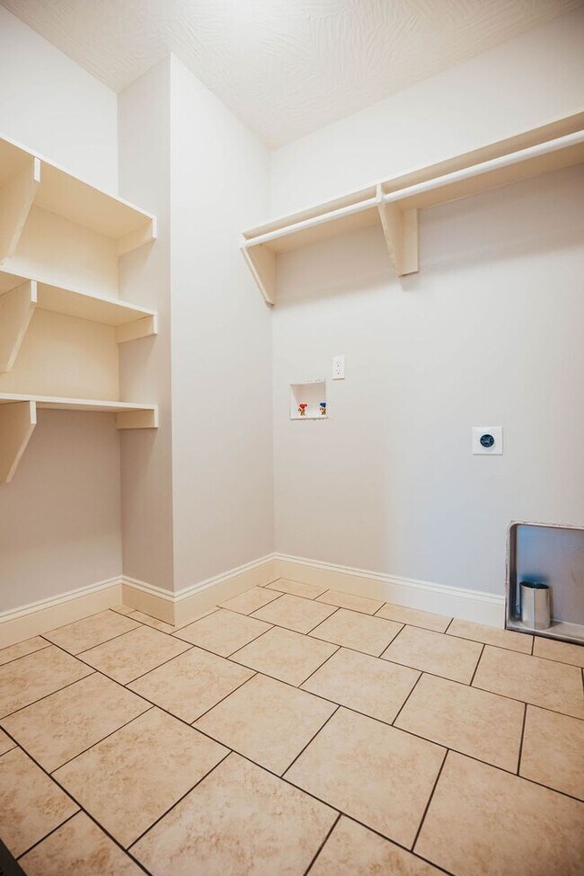 Building Photo - Stunning single family home near MSU campu...