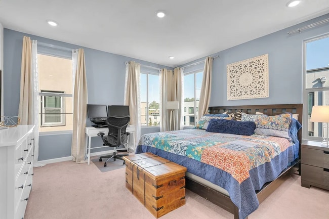 Building Photo - Beautiful Energy Efficient Hayward Townhome w/ Modern Updates