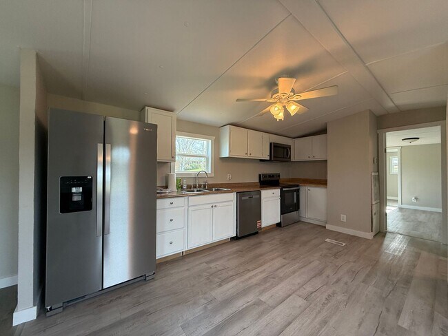 Building Photo - 3 Bedroom 2 Bathroom Mobile Home Located in Mosheim, TN