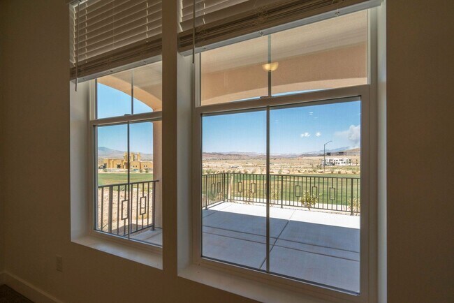 Building Photo - Well Maintained, 3 Bedroom and 2.5 Bathroom Townhome in Desert Color! Internet Included!