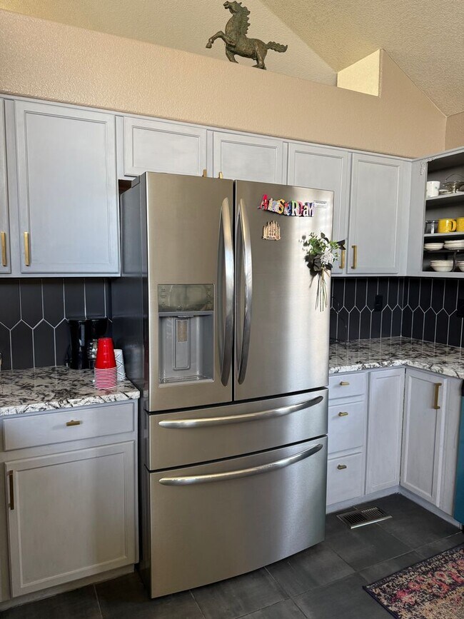 Building Photo - Move in Special- Beautiful Furnished 3 Bedroom/2.5 Bathroom Single Family Home with Flexible Leas...