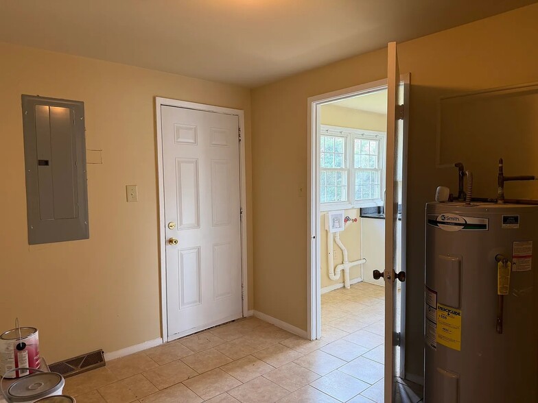 Building Photo - 121 Woodgate Cir