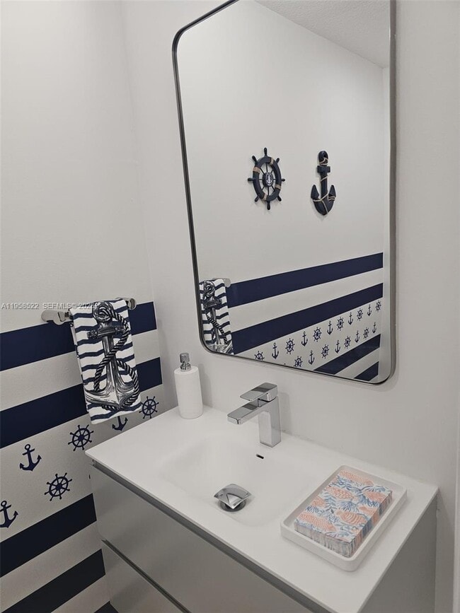 Building Photo - 6515 Collins Ave