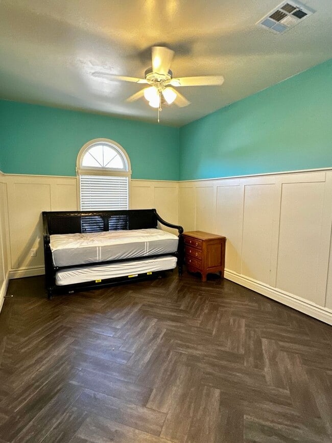 Building Photo - HIGHLY DESIRABLE AND SPACIOUS HOME FULLY EQUIPPED WITH SOLAR PANELS + LANDSCAPING INCLUDED