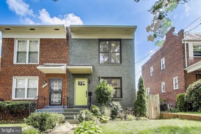 Building Photo - 1225 Emerson St NE