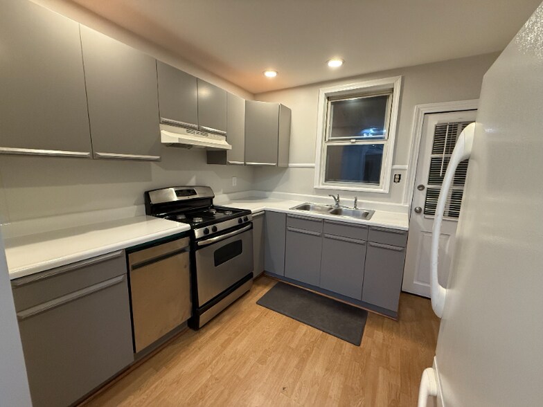 Building Photo - 2628 E Somerset St