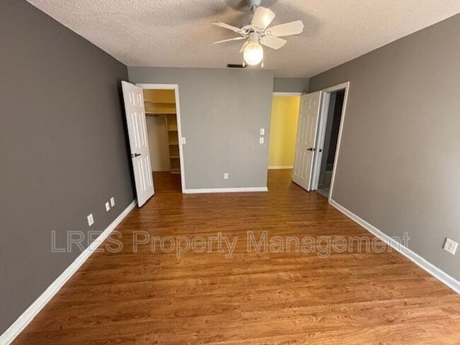 Building Photo - 1444 Forest Hills Dr