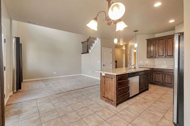 Building Photo - Beautiful Orem Townhome