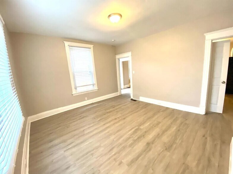Building Photo - 3505 Woodburn Ave