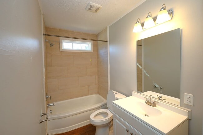 Building Photo - 817 Lilly St