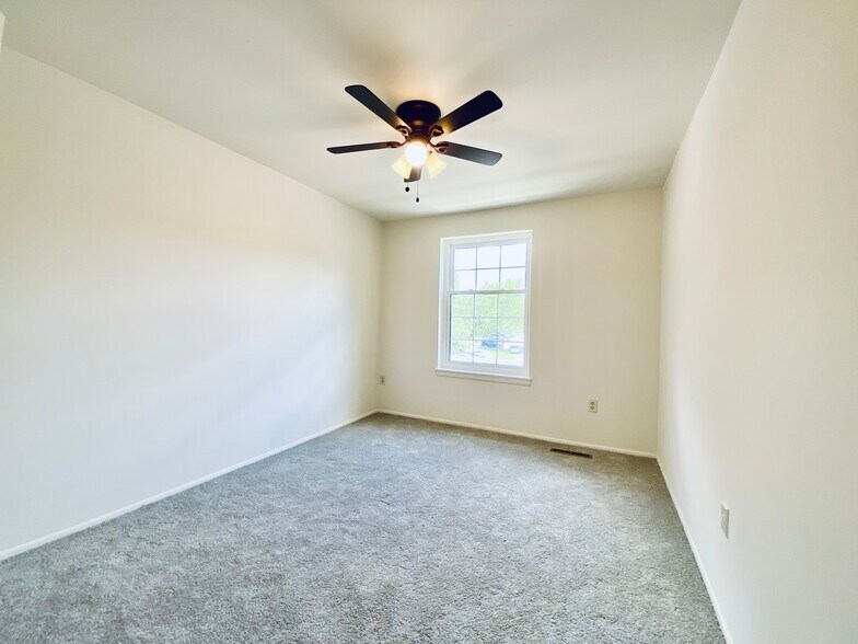 Building Photo - 10690 High Beam Ct
