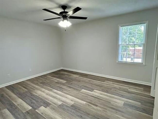 Building Photo - Charming and Affordable Downstairs Duplex ...