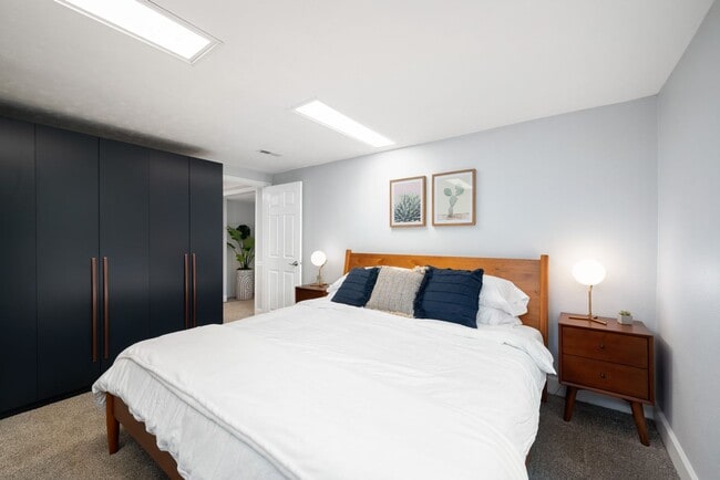 Building Photo - Golden Duplex > Unit is fully furnished feels like NEW!