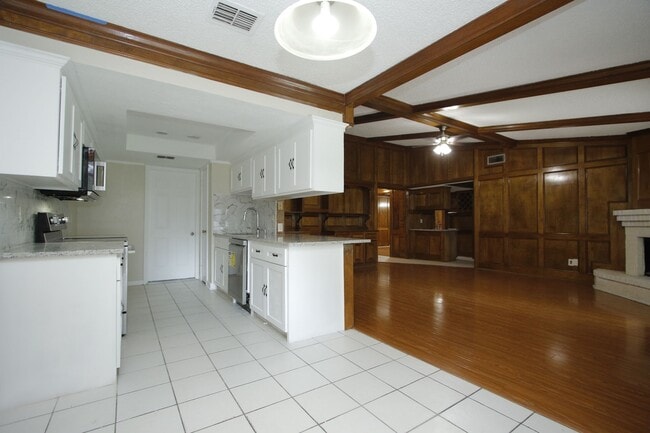 Building Photo - 2207 Whiteback Dr