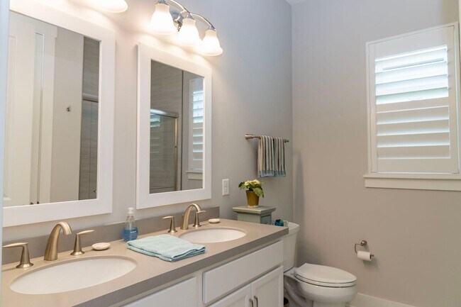 Building Photo - River Town Home