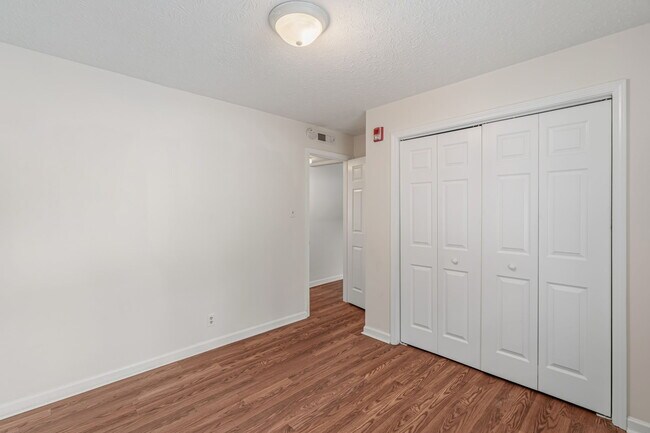 Building Photo - 476 E Red Bud Rd