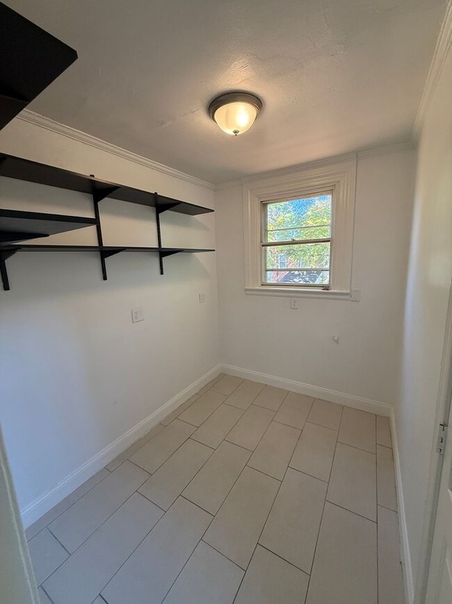 Building Photo - Spacious 3 Bedroom Townhome in Historic Ed...