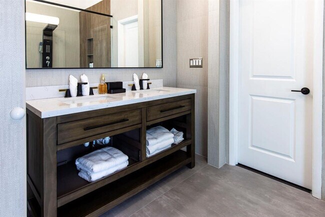 Building Photo - 222 N Tradewinds Ave