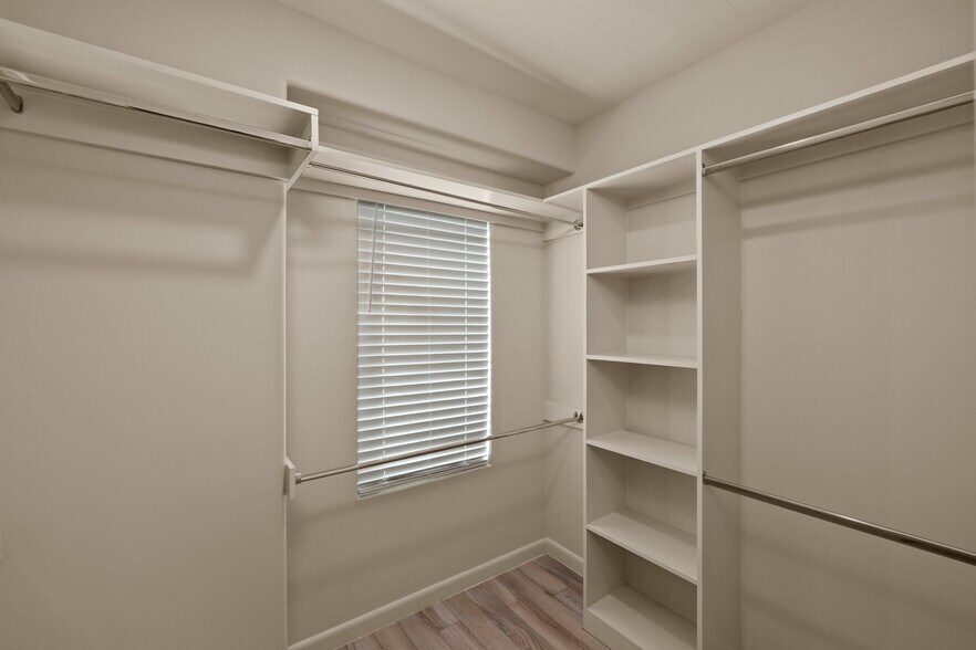 Building Photo - 1021 E La Cantera Ave