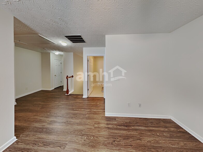 Building Photo - 307 Meadows Ln
