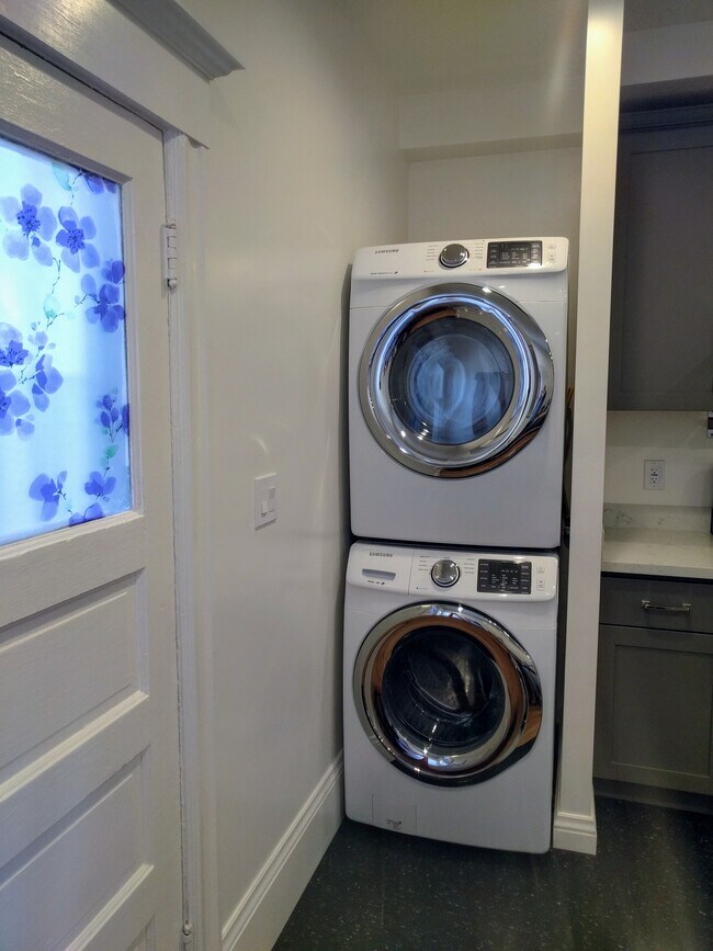 Building Photo - 678 Aileen St