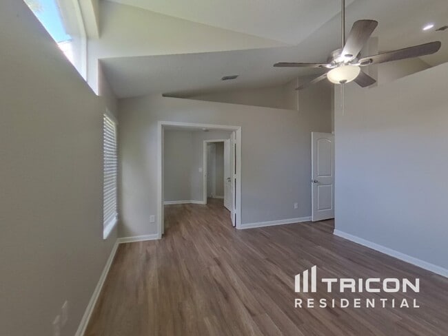 Building Photo - 2512 Meadow Oaks Loop