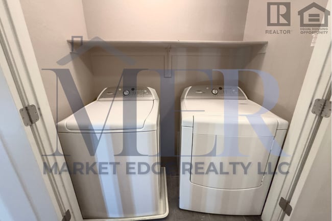 Building Photo - 3Bed/2.5Bath Townhouse at 83rd Ave/I-10! Ready for Immediate Move-In! -- FENCED-IN YARD! 2 CAR GA...