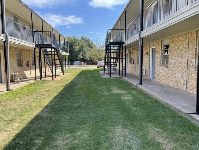 Building Photo - 1502 NW Kingsbury Ave