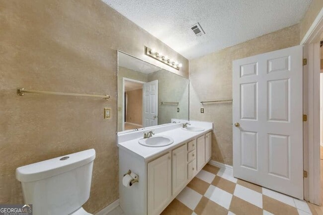 Building Photo - 2025 Baramore Oaks Dr