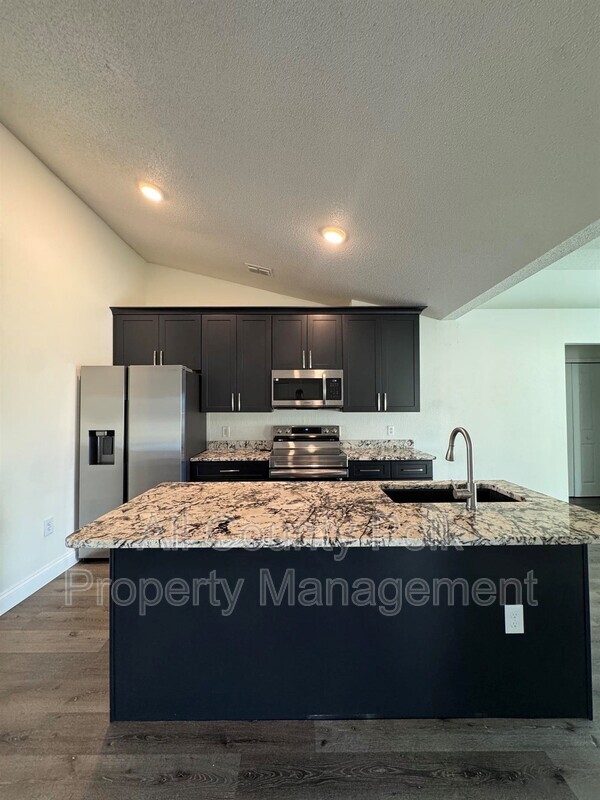 Building Photo - 572 Adriel Ave