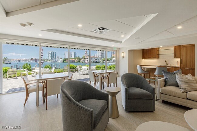 Building Photo - 250 Park Shore Dr