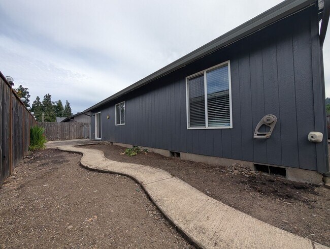 Building Photo - Great 3 bed/2bath home with bonus space and fenced in yard!