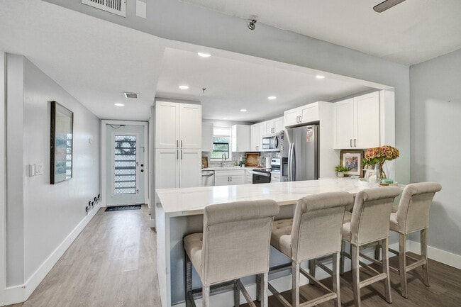 Building Photo - 2400 Deer Creek Country Club Blvd