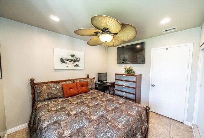 Building Photo - 215 S Florette St