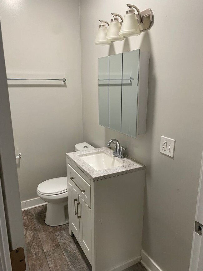 Building Photo - Spacious south side 5 bedroom beauty