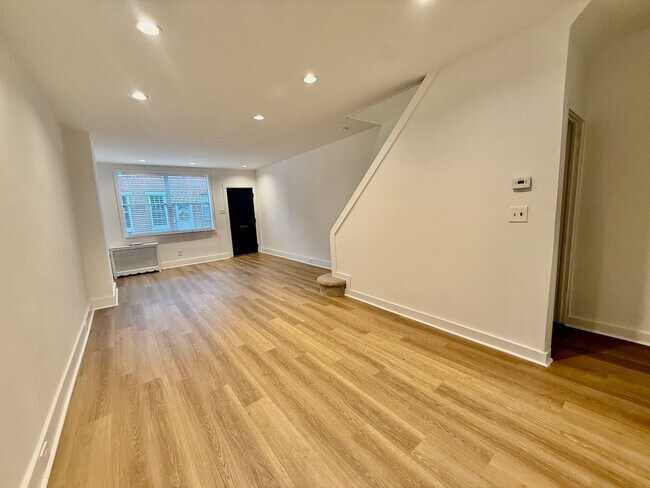 Building Photo - Just RENOVATED open floorplan 3 BED/1 BA H...
