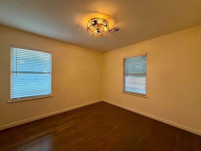 Building Photo - 696 Bosque Ln