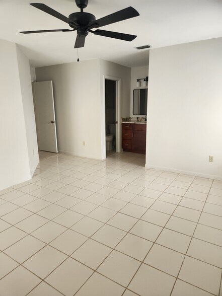Building Photo - 9712 Saratoga Park Ct