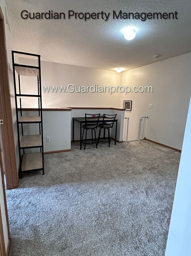 Building Photo - Shakopee Town Home, 2 Car Garage, 1.5 Baths, Patio, Dishwasher, W/D