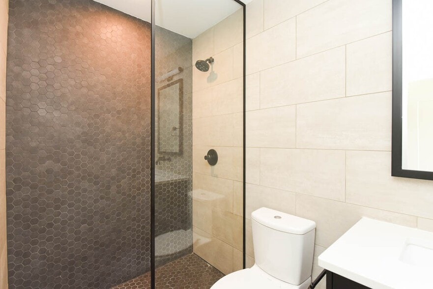 Building Photo - 843 W Grace St