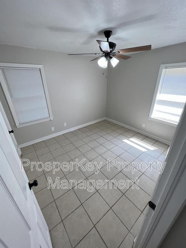 Building Photo - 905 Wright Dr