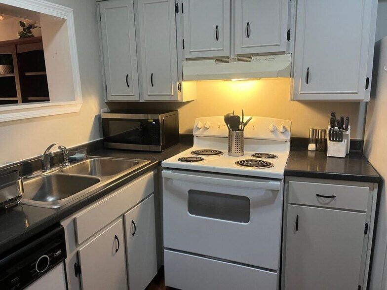 Building Photo - 3101 Colonial Way