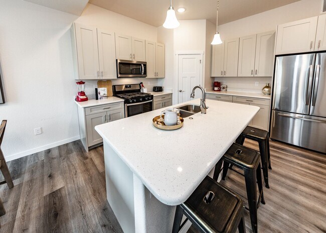 Building Photo - Fully Furnished 3 Bedroom 2.5 Bath Luxury Townhome by Garden of the Gods