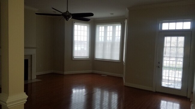 Building Photo - DOWNTOWN LIVING! BEAUTIFUL 3 Bed 2 full 2 ...