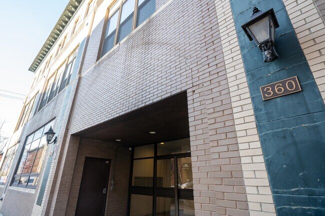 Building Photo - 360 1st St