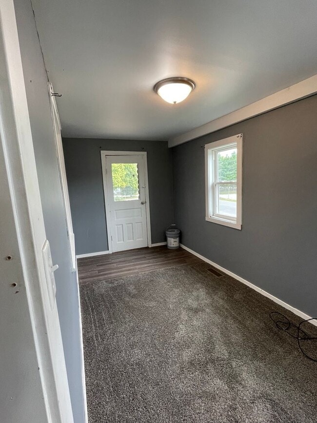 Building Photo - Four Bedroom Available August in Delphi