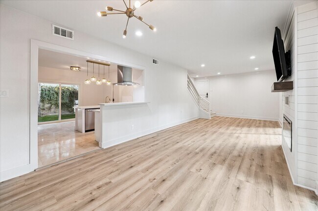 Building Photo - 201 Vanderpool Ln